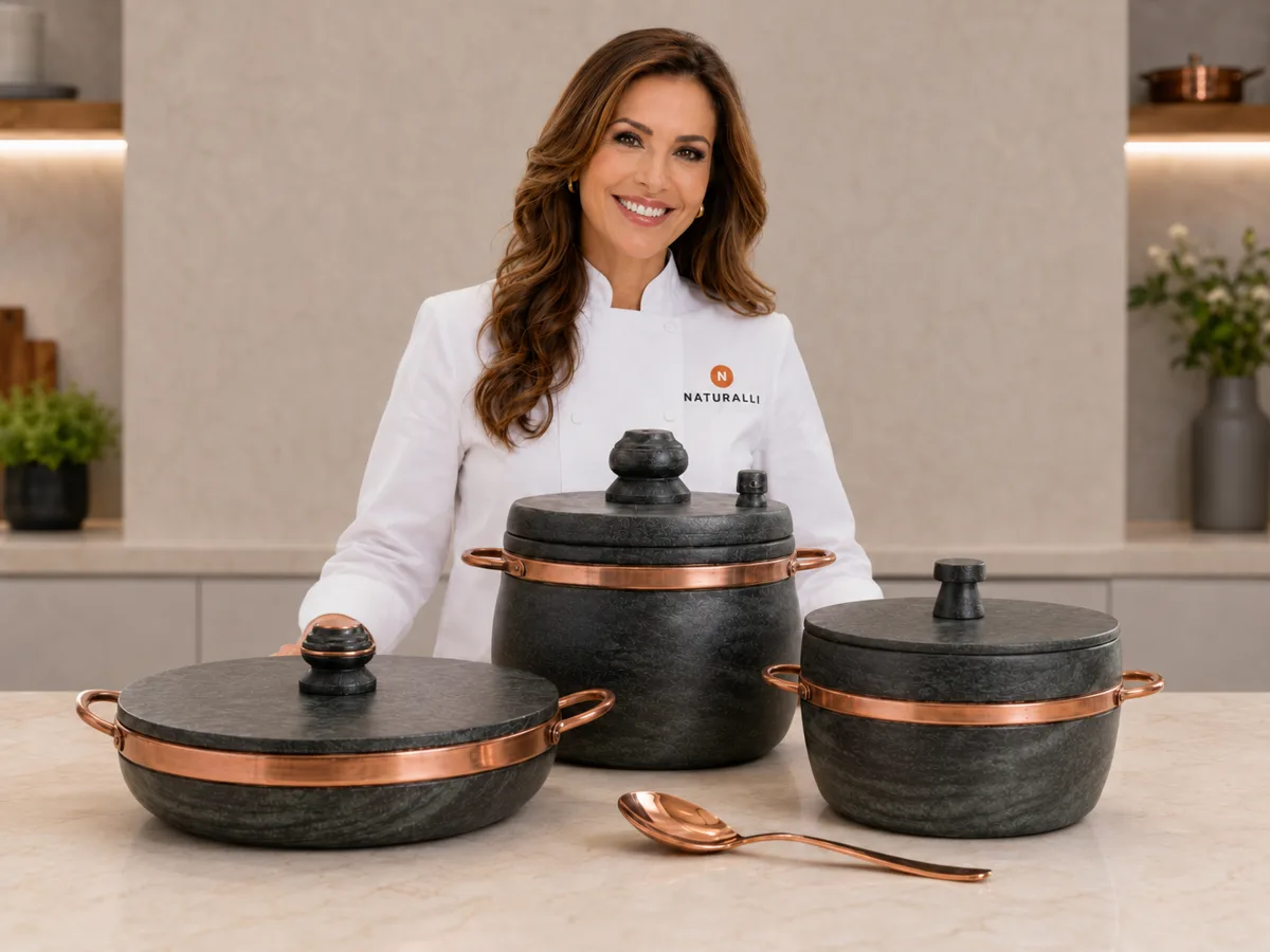 Chef ao lado das panelas de pedra sabão Naturali na bancada da cozinha